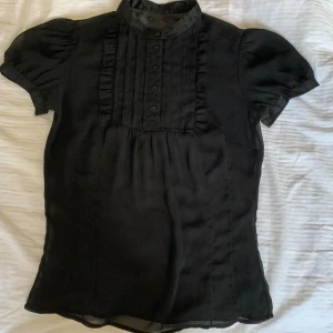 Söt blus - Jättesöt blus!Lappen är avklippt, så kan inte se storlek eller märke tyvärr💞Skulle säga att det är S💓volangerna på sidan fransar sig lite men inget som märks eller förvärras! Annars bra skick!Skriv om fler bilder eller vid frågor💘pris kan diskuteras💞