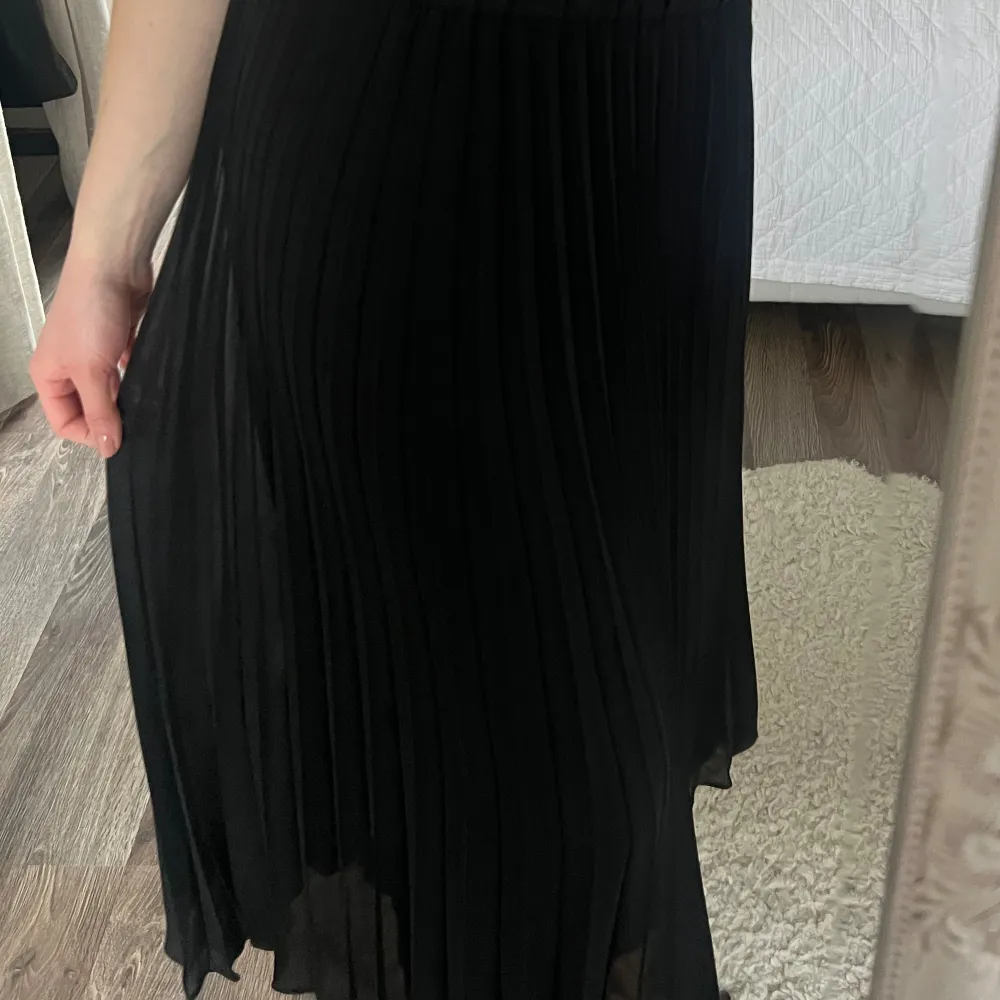 Plisserad svart kjol i en längre modell från nakd!🖤 aldrig använd . Kjolar.
