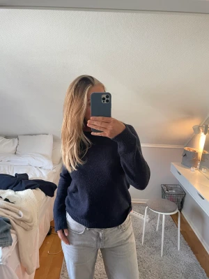 Blå stickadtröja från Vila - Säljer min stickade tröja från Vila som är i fint skick😊
