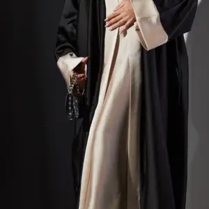 Säljer en ny jättefin och lyxig abaya. Passar utmärkt för varje dag men även vid festligare tillfällen. 