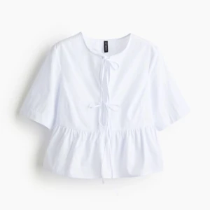 jätte söt blus  - säljer en jätte söt blus från hm, som är helt slut på hemsidan i alla storlekar💕toppen är endast använd vid ett tillfälle så därav i nyskick 💕