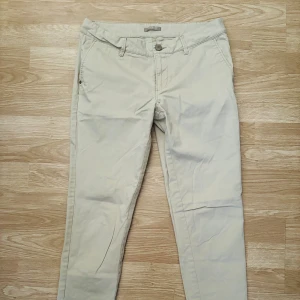 Byxor Orsay  - Jättefin, nästan oanvänd byxor från Orsay.Perfekt till våren.