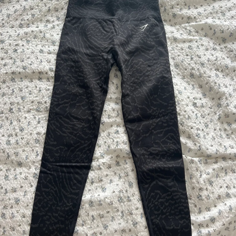 Gymshark tights i storlek XS, använda fåtalet gånger så i mycket bra skick! Säljer för 250kr🫶🏼💖. Jeans & Byxor.