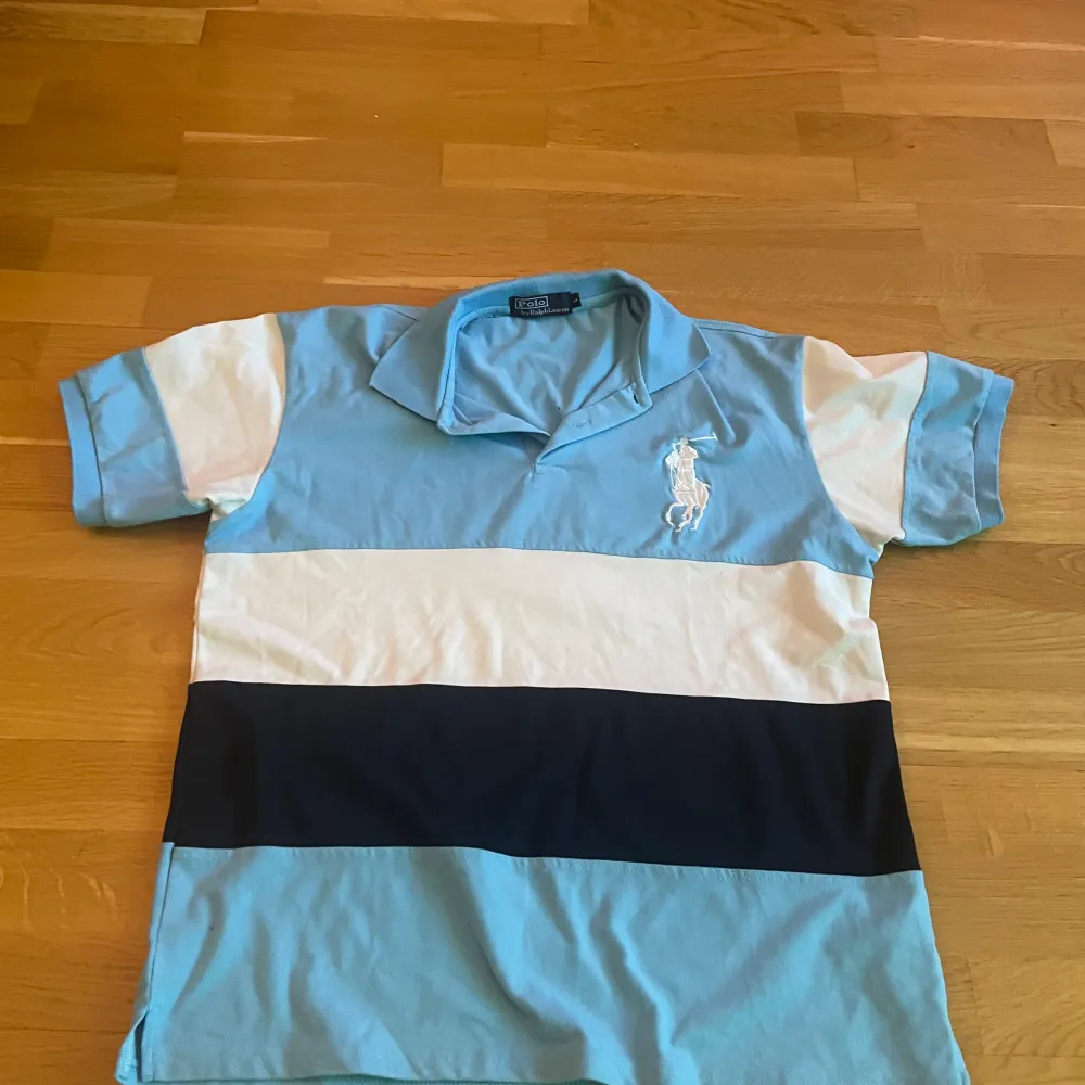 Blå Polo Ralph Lauren piké i storlek L. Väldigt fint skick och knappt använd. T-shirts.