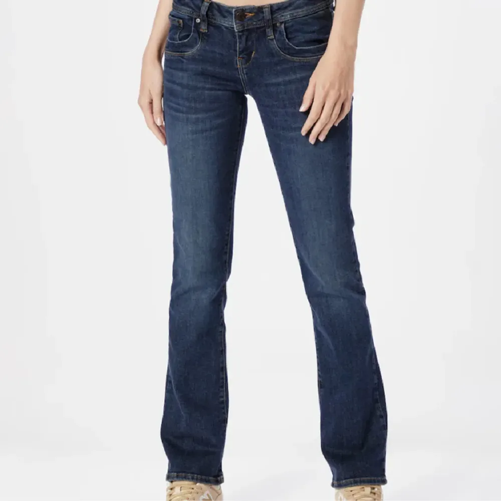 Säljer dessa helt nya ltb jeans med lappen kvar då jag har ett par liknande. Dom är helt slutsålda över allt 💗Midjemått 33+stretch och innerbenslängden 83 cm 💗. Jeans & Byxor.