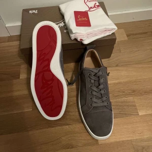 louboutin skor - Tjena säljer dessa fetta skor eftersom dom sitter lite tajt på mig OBS‼️ kvitto o allt kommer med 