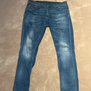 Dondup george  - Tja säljer nu mina tvär feta dondup Jeans då dom tyvärr inte passar mig, jätte schysta och fräscha skick 9/10. Priset är inte hugget i sten 