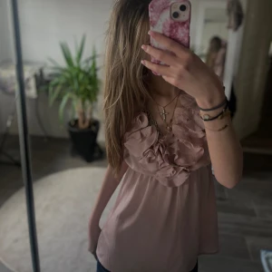 hm blus - SÅ fin! inga defekter, den är från en gammal hm kollektion. kommer tyvärr inte till användning 🥲🙏 hör av er vid frågor 🩷