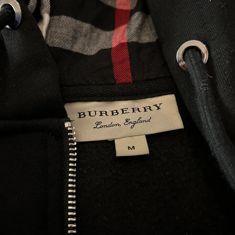 Tja! Säljer min fina svarta burberry hoodie som är 1:1, den är i nytt skick då den aldrig är använd för att den är för liten. Skriv vid funderingar, pris kan diskuteras vid snabb affär.. Hoodies.