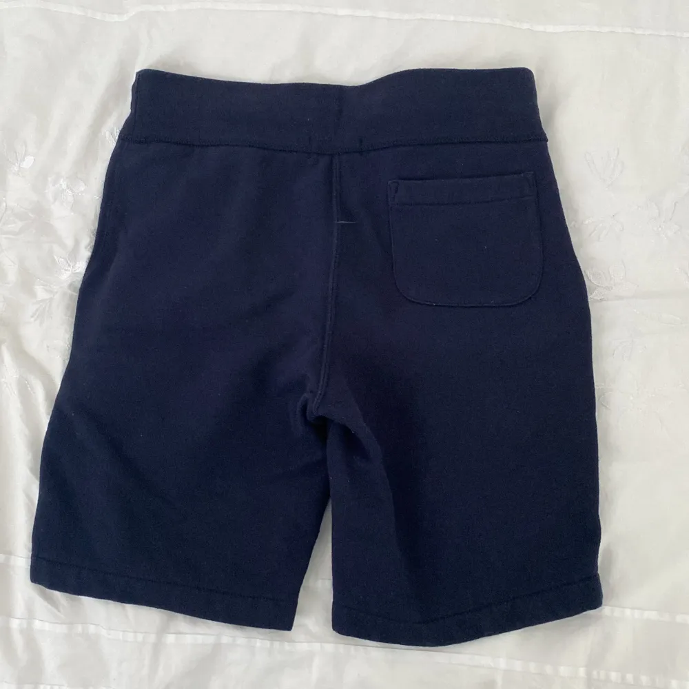 Mörkblå Ralph Lauren shorts storlek XS. Köpta i butik för 1400, använda ungefär 5 gånger och kan sälja dem för 800 eller är intresserad av byte. Hör av er vid minsta fundering . Shorts.