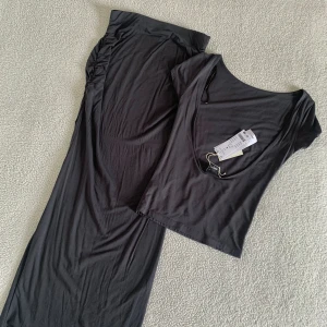 Gina Tricot soft touch märkgrått set maxikjol - Otroligt snyggt set från Ginatricot med en maxikjol med tillhörande topp med öppen rygg. Kjolen är använd en gång, toppen är ny med tags. Utan anmärkningar, i nyskick. Se bild för passform. 🌷