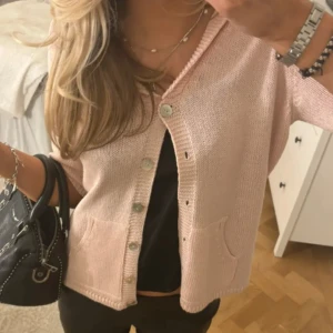 Rosa söt kofta  - Säljer denna fina rosa kofta som är köpt här på plick💗 storleken är m men passar storlek S också 💗💗lånad bild 