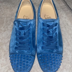 Christian Louboutin  - Tjena! Säljer ett par christian louboutin i storlek 41. Nästan oanvända. Inget OG. Men kan skicka fler bilder om det önskas. Pris kan diskuteras! Hör av er vid fler frågor! Kan skickas och mötas upp