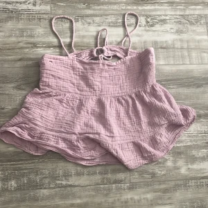Söt sommar topp - Jätte söt topp som är perfekt till sommaren. Med öppen rygg. I bra skick🩷
