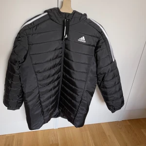 Tre st jackor - Helt nyskick, prislapparna är tom kvar! Endast seriösa köpare , pris kan såklart diskuteras 650kr st!