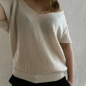 Stickad topp - Superskön stickad topp med najs v-ringning!!! Storlek M men passar mig som brukar ha S/M 🥰🥰