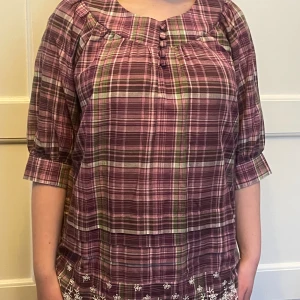 Söt somrig blus, Bohochic - Fräsch tunn bomullsblus, lila/vit/grön med 3/4-ärm och broderier, nyskick. Handtvättas. Bystmått 114 cm, längd fr halsringning 62 cm.