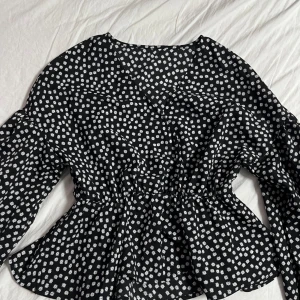 Blommig Bluse, uringad  - Blommig fin bluse, urringad, bra skick helt ny 