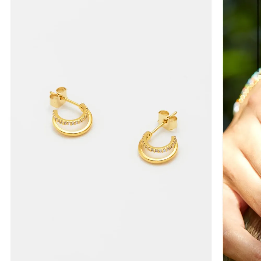 Såå fina guldpläterade örhängen från Estella Bartlett i modellen ”Pave Curl Hoops”. Oanvända och oöppnad förpackning💓💓. Accessoarer.