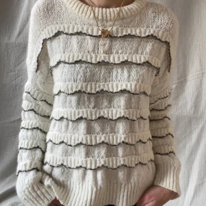 Stickad tröja - Säljer denna fast i svart!!! (Sista bilden) så så fin och i fint skick. Den hwr volanger med lite ”glitter” i sig❤️ säljer då den inte kommer till användning. Strl S