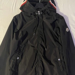 Moncler windbreaker - Windbreaker som mer inte används för har bytt stil. Äkta