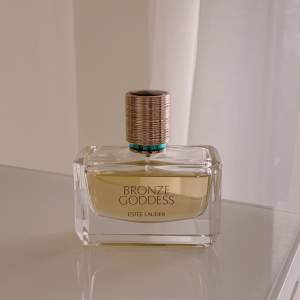 Este Lauder parfymen Bronze Goddess! 💛50ml. Testad några gånger, minst 90% kvar. 
