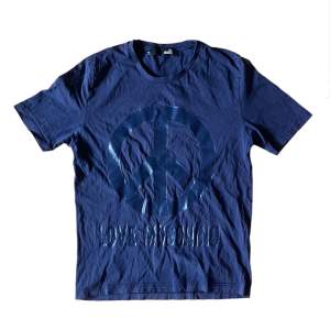 En snygg Blå Love Moschino T shirt i storlek M sitter ganska Slim och har inga defekter eller fläckar skriv gärna om ni har några ytterligare frågor😷🫶