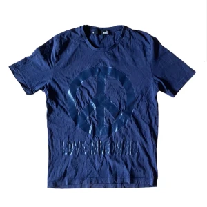Blå och Love Moschino T shirt  - En snygg Blå Love Moschino T shirt i storlek M sitter ganska Slim och har inga defekter eller fläckar skriv gärna om ni har några ytterligare frågor😷🫶