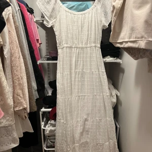 Mango klänning -  I Princip helt ny klänning använd Max fem gånger. Super fin sommarklänning som sitter så fint på säljer bara för att jag inte trivs i den längre. Köpt för 500kr