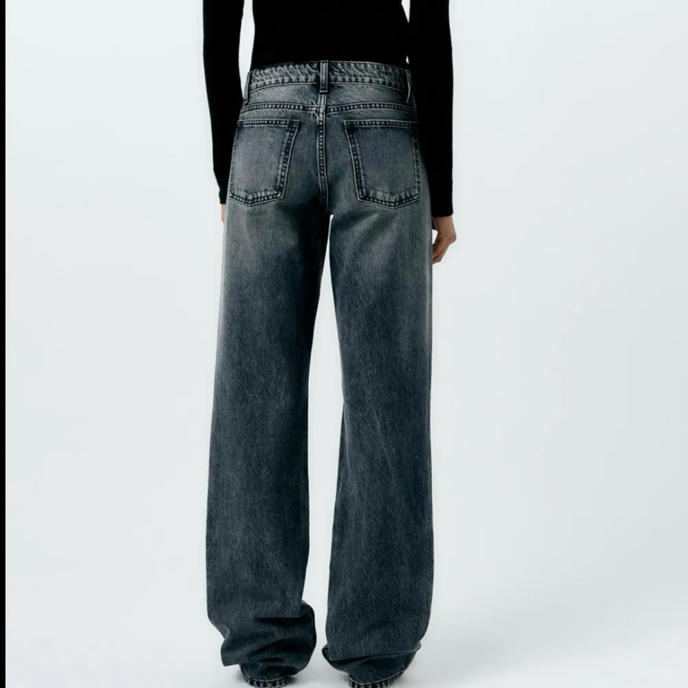 Säljer mina lågmidjade jeans från zara som är väldigt trendiga. Har bara använt dem fåtal gånger då dem är lite långa för mig💕Storlek 38 men passar mig som oftast har 36💕. Jeans & Byxor.