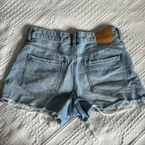 Lågmidjade jeans shorts - Knappt använda Lågmidjade jeansshorts i 36 perfekta till sommaren!