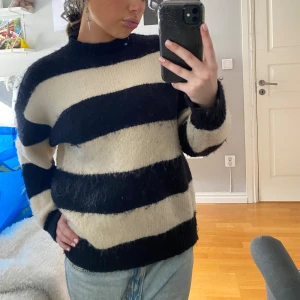 Randig stickad tröja🖤🤍 - Säljer denna från Mango! Jag har använt den ett flertal gånger så den är ganska nopprig🫣 Jag köpte den för 600 kr🖤🤍 Det står att det är XS men jag skulle säga att den passar S och eventuellt M också!😚