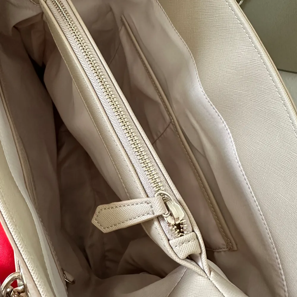 Stilren valentino väska i beige som är helt ny, endast tagit av plasten. Nypris 1,100kr. . Väskor.