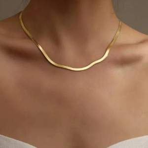Säljer detta superfina och guldpläterade halsbandet som INTE är från Edblad men är liknande. Köpt utomland och använt en del men den har inte rostat alls🫶🏼☺️