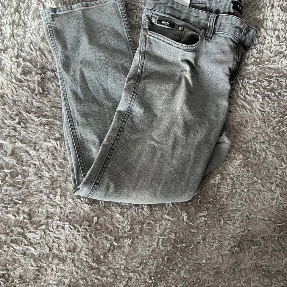 Tjenare, säljer nu mina snygga jeans från Hugo Boss då dom inte kommer till användning längre, dom är i använt skick och är köpta här på Plick. Ett par stilrena jeans som passar till det mesta!🍾  Nypris går för över 1 000kr . Jeans & Byxor.