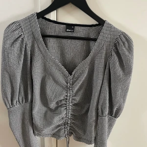 Blus - Väldigt fint skick endast använd några gånger.Går att reglera med snörena.