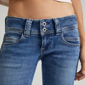 Hej jag säljer mina Pepe jeans då de inte kommer till användning. Nypris 999kr och använda fåtal gånger. De är i modellen Venus och skulle säga att de är straight leg low waist. Skriv om du har några frågor! 