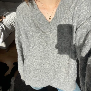 Grå stickad tröja! - Säljer min gråa stickade tröja för att den inte kommer till användning längre! Väldigt skön i materialet! 