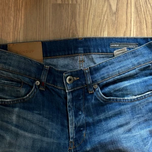 Dondup jeans - Ett par fräscha dondup jeans men det finns defekter som ni ser, fick dom så när jag köpte dom här så försöker sälja vidare för ett bättre pris pga defekten. (Hålet är ihopsytt)