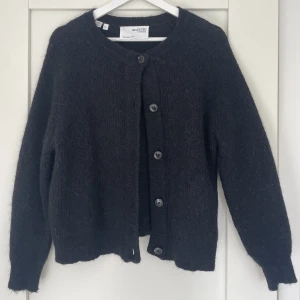 Kofta i alpacka ull - Säljer min kofta i alpacka ull. Knappast använd!