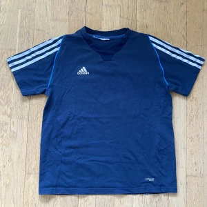 Vintage adidas tshirt - Snygg vintage adidas t-shirt, med snygga detaljer. Vet inte vad storleken är. Sitter avslappnat på mig som är 160 cm, så skulle gissa S-M.  I gott skick⭐️