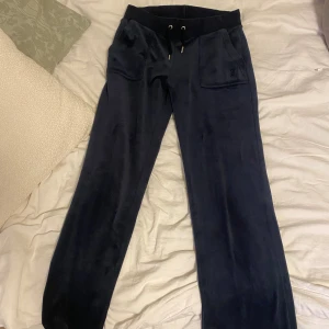 Juicy couture mjukisbyxor - Säljer dessa mörkblå juicy couture byxorna i storlek M💗Säljer för att de är för små för mig och kommer ej till användning längre. Bra skick även fast de använts en del gånger!💕