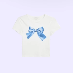 t-shirt med rosett 🎀  - jättefin t-shirt från monki och endast använd en gång. säljer då den inte kommer till användning<3