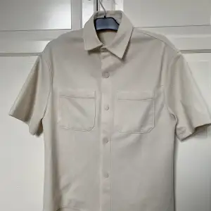 Säljer nu en Beige lite tjockare skjorta, perfekt på en blåsig sommardag, nypris 199kr. Fraktar gärna finns och hämta i Bollebygd annars!