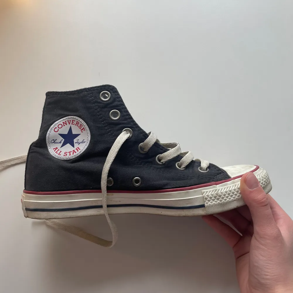 Fina converse köpta i Portugal. De är använda några få gånger. Köpta för runt 800kr. Köpare står för frakt men jag kan mötas upp i Stockholm. De är storlek 37.5!. Skor.