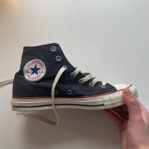 Converse! - Fina converse köpta i Portugal. De är använda några få gånger. Köpta för runt 800kr. Köpare står för frakt men jag kan mötas upp i Stockholm. De är storlek 37.5!