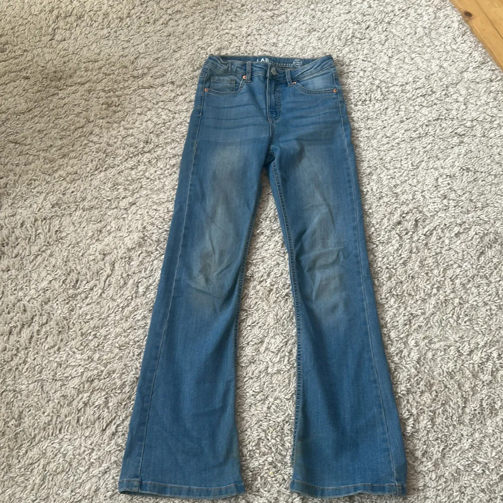 Säljer dessa bootcut jeansen som går att spänna in i midjan tvättas innan dom skickas! Pris kan diskuteras . Jeans & Byxor.