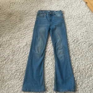 Bootcut jeans  - Säljer dessa bootcut jeansen som går att spänna in i midjan tvättas innan dom skickas! Pris kan diskuteras 