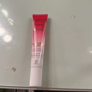 Blush  - Super fin och populär bluch ifrån Lumene. Helt ny och oanvänd. Färgen 5 cherry blush 