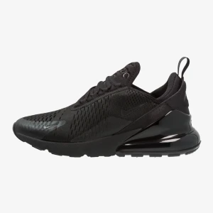 Svarta Nike Air Max 270  - Säljer ett par svarta Nike air max 270 i bra skick, Kom privat om mer bilder. Vid snabb affär så kan pris diskuteras 